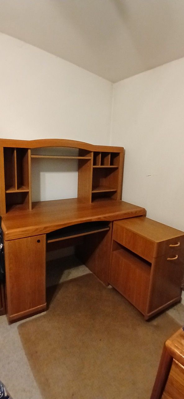 L-Shaped Solid Wood Desk with Hutch & Expandable Pull-Out Side