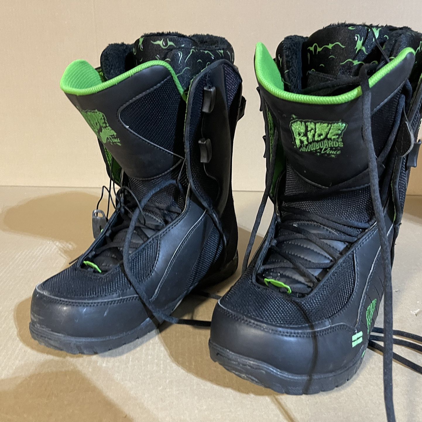 black and green ride snowboard Moderator 2026 Quadratic Sidecut Improves turn initiation and exit Ride Women's Heartbreaker Snowboard 2026
