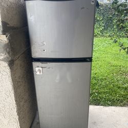 Fridge Medium Size Used Works Great Comes With Key