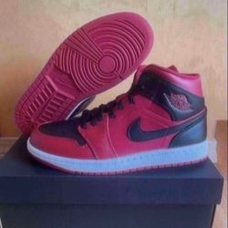 Nike Air Jordan 1 Mid Reverse Bred Black Red White Size 7.5  Brand New
