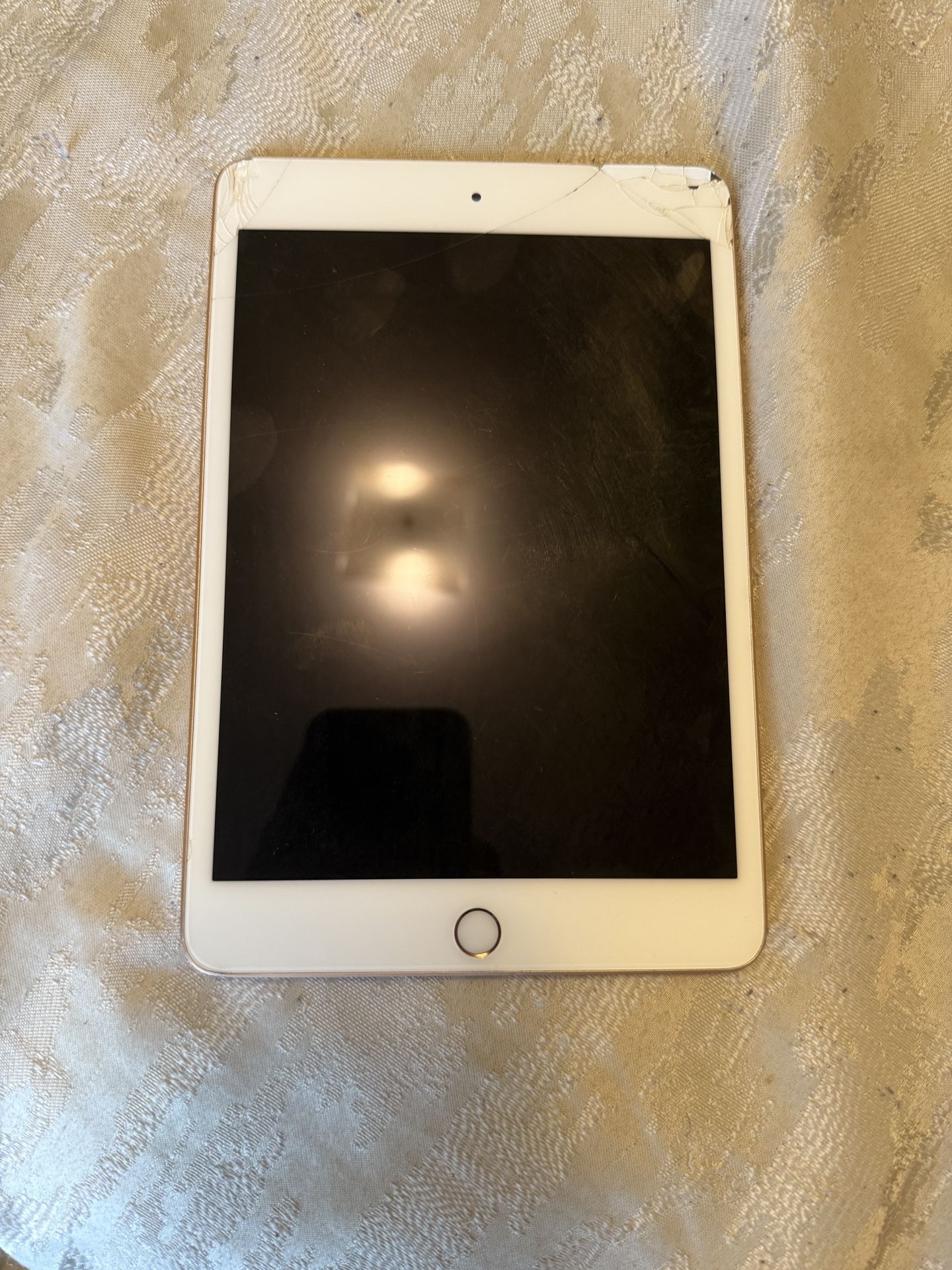 iPad Mini - Cracked Screen But Fully Working - Great For Parts Or Repair ( I’m Open Offers, Just Be Respectful)