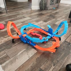 Hot Wheels track with 2 cars