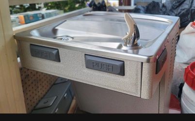 Elkay (EMABF8S) Wall Mount ADA Refrigerated Water Fountain, 8 GPH, Stainless Steel (Non-Filtered)  New never used missing left side cover plate that c