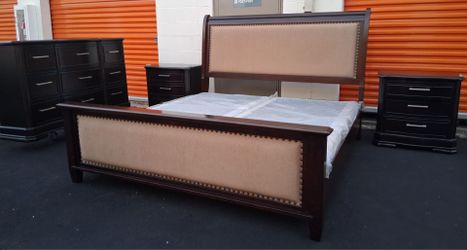 Kng Sz Bd St With Base Good Condition