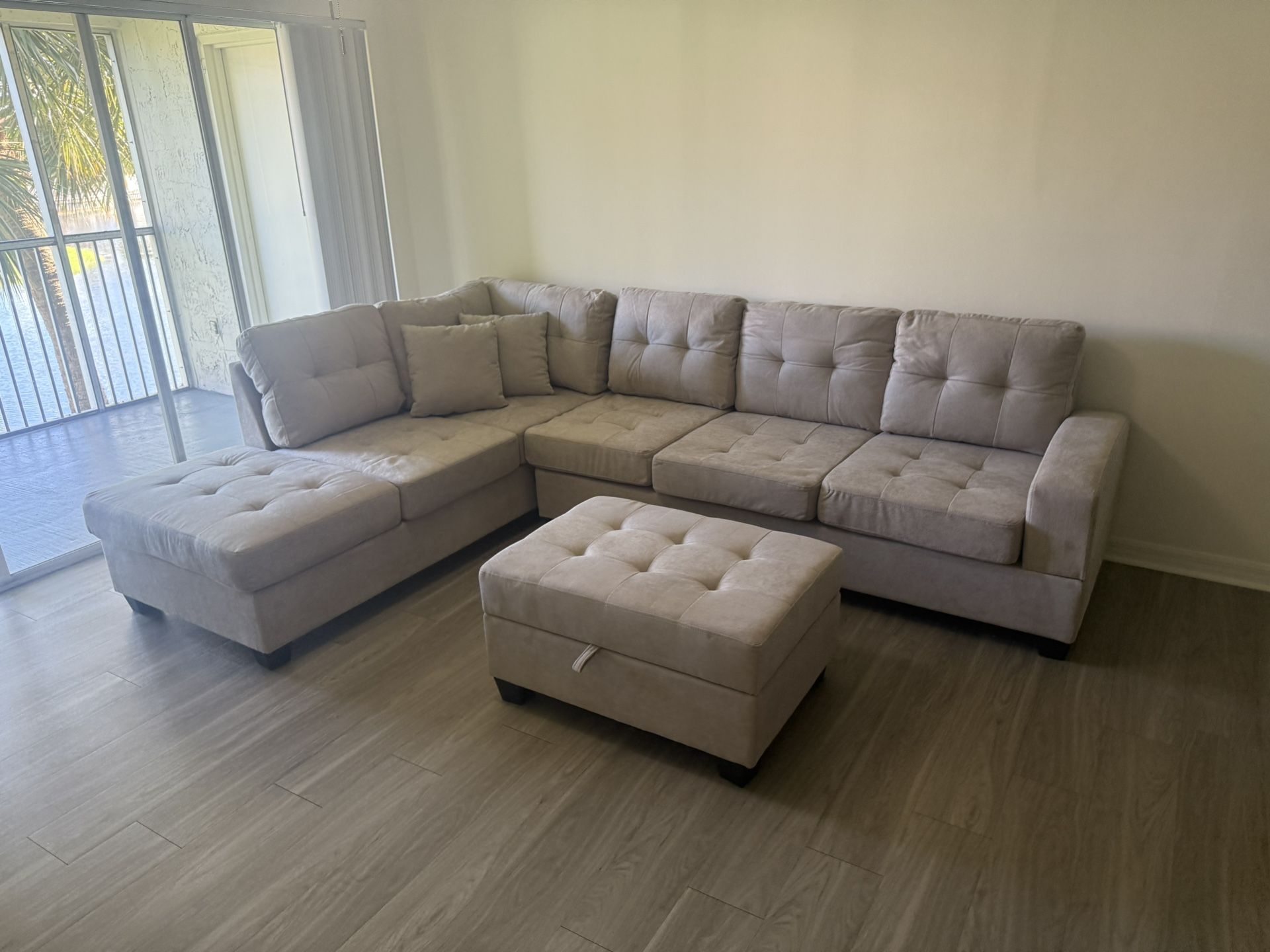 Brand New Sectional Sofa with Ottoman / Sofa con Ottoman Nuevo a Estrenar … Fast 🚚