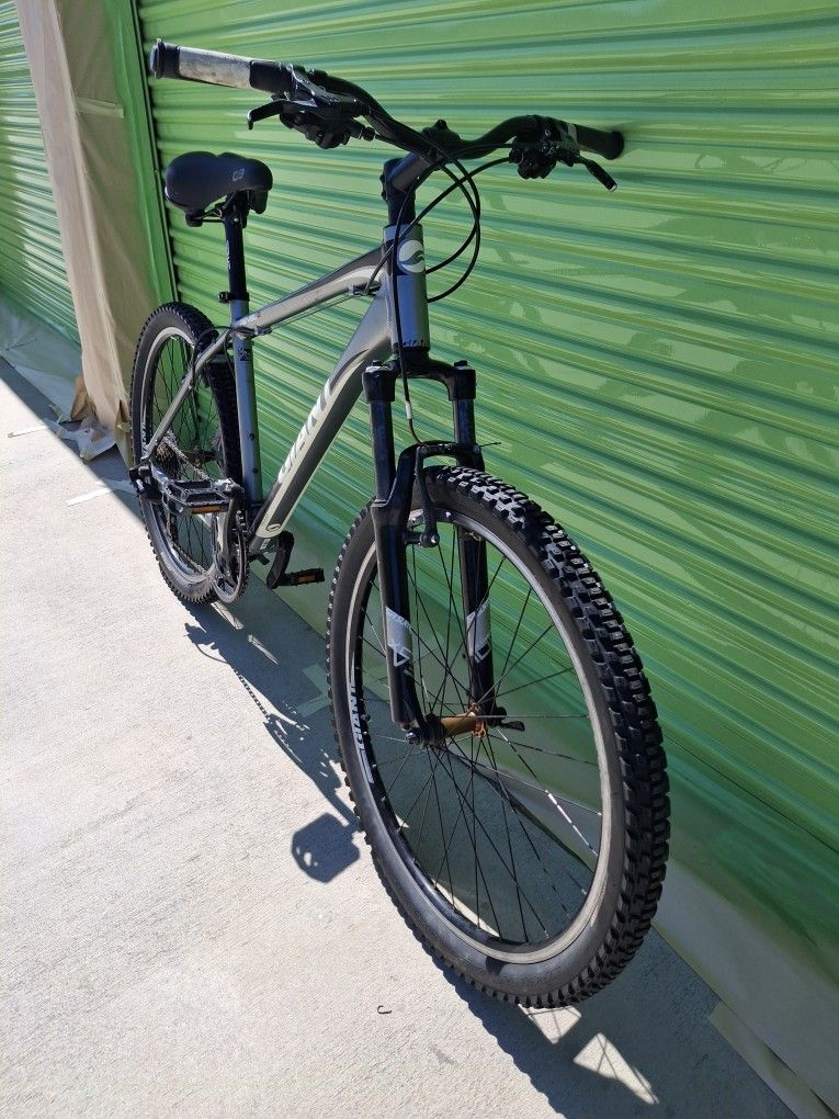 GIANT MOUNTAIN BIKE 21 SPEEDS TIRE 26 SIZE L