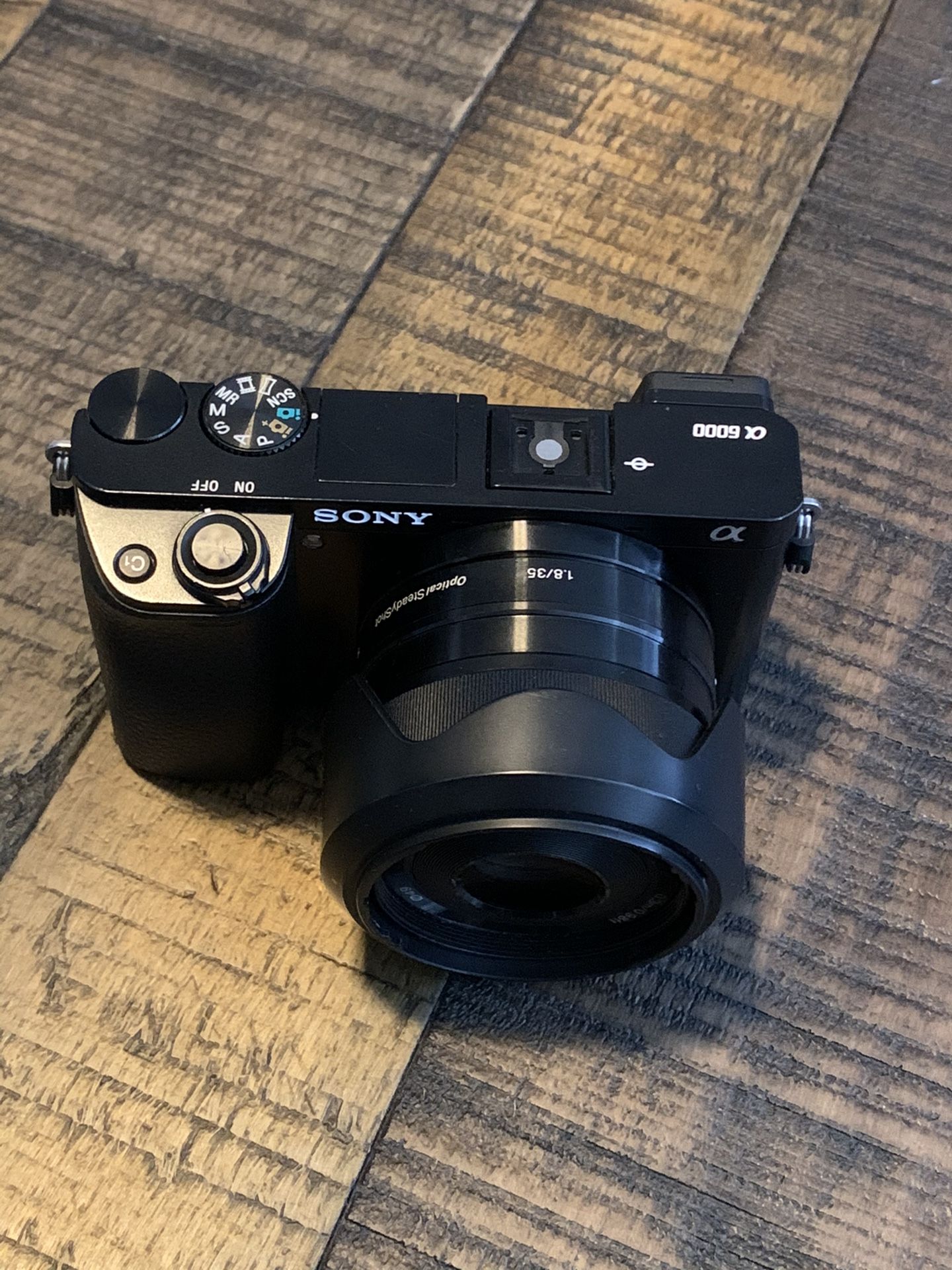 Pre-owner Sony a6000 camera with an 1.8/35mm prime lens