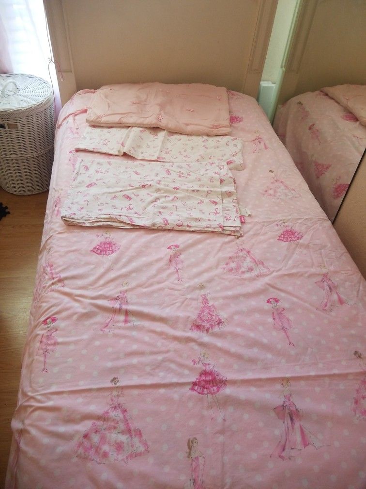 Pottery Barn Kids Vintage Barbie 2 Duvets, 2 Sheet Sets, 2 Pillow Cases, 2 Shams. See Pics. For 2 Diff Places That Are Torn On 1 Sheet Set.