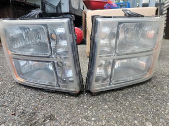 2007-14 GMC 1500/2500/3500 Headlight Housings with Bulbs