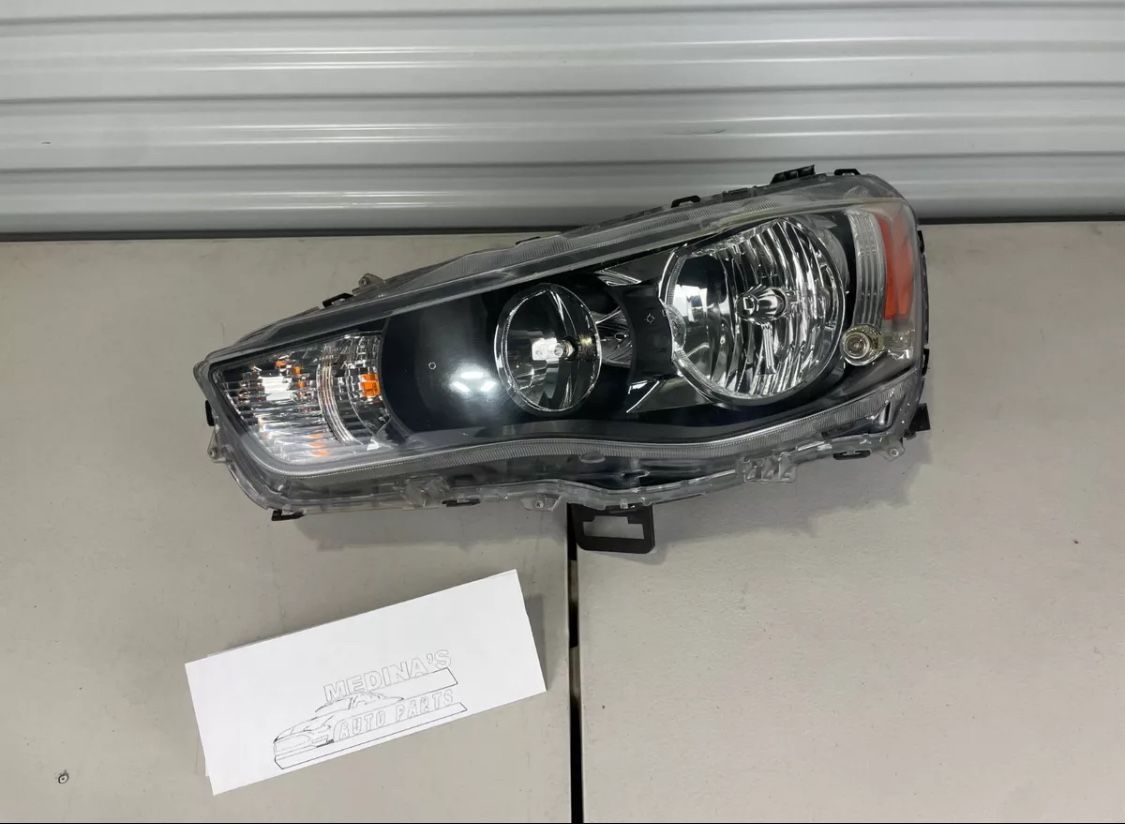 2010 Mitsubishi Outlander Driver Side Headlight Assembly