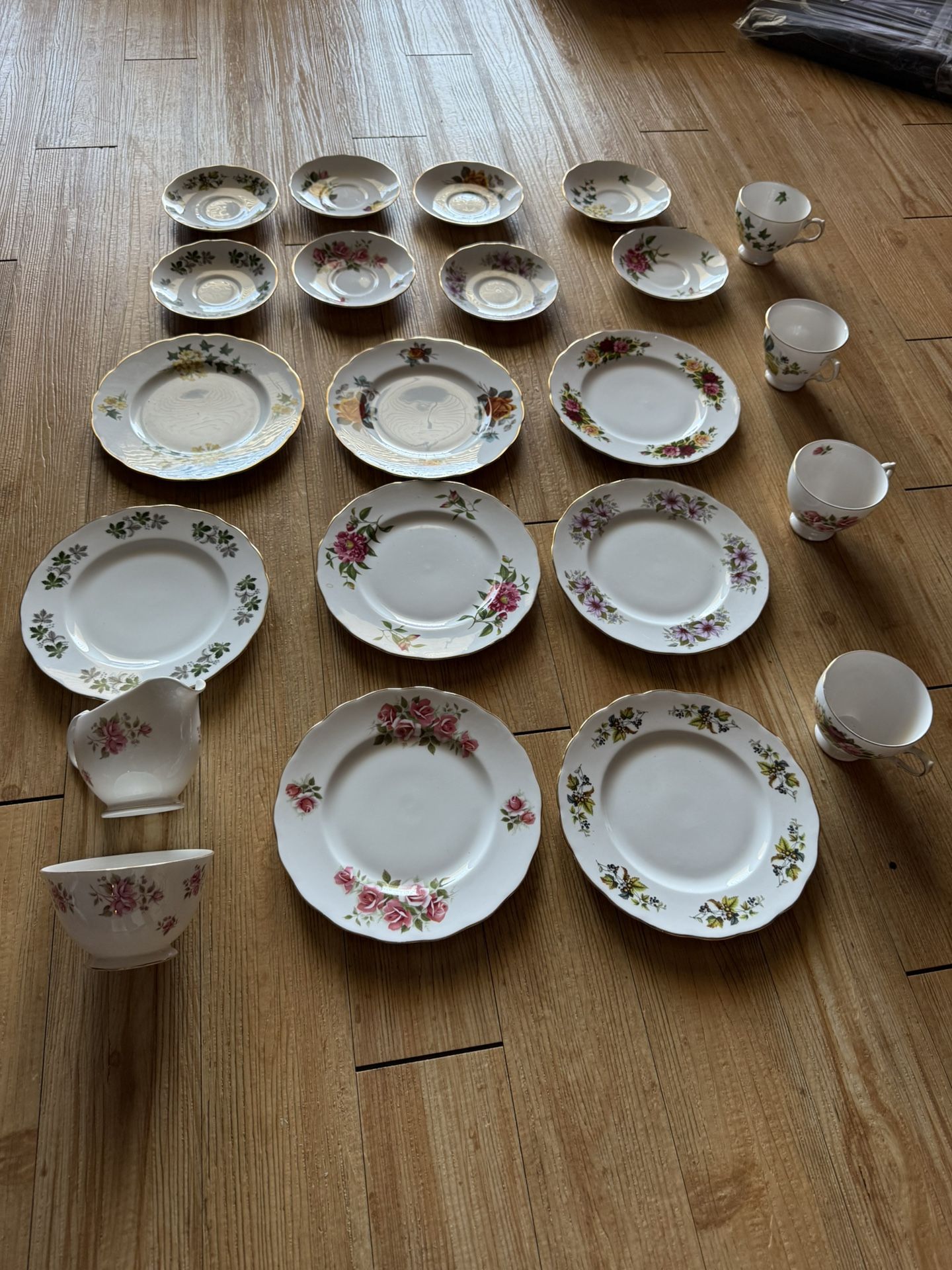 Gainsborough England Vintage Bone China Set Of 22 Pieces Like New