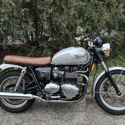 2008 Triumph Bonneville, BC seat, gorgeous, runs and rides great!
