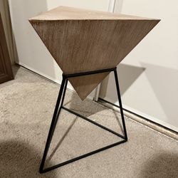 COZAYH Modern Geometric End Table with Wooden Top and Metal Base, Unique Pyramid Side Table Plant Stand for Office, Living Room, Bedroom, Triangle, Br