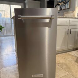 Kitchen Aid Built-in Ice Maker in PrintShield Stainless Steel
