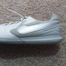 Nike Tempe Women's 8.5