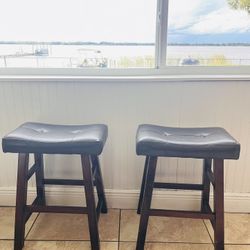 Bring comfort + style to your kitchen or bar area with these sleek counter stools!  ✨ Details: 	•	Rich espresso wood frame 🌲 	•	Faux leather (pleathe
