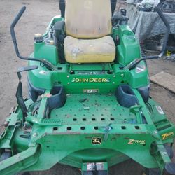 Vendo Este Tractor Joon Deare Esta Entero Lo Vendo Pa Partes No Se K Es Lo K Tiene No Jala  Lo Agarre  En Una Casa K Limpiamos  Ayi Lo Dejaron 