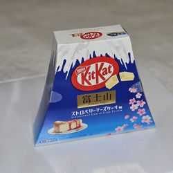 Japanese Kitkat - Strawberry cheesecake - Mt. Fuji edition