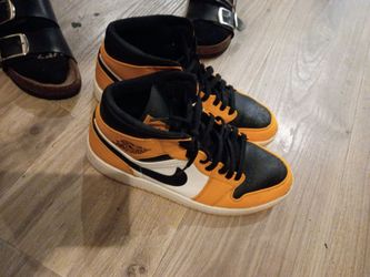 Jordan 1 yellow and black
