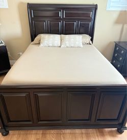 VENDO TOCADOR FON ESPEJO Y BASE DE CAMA QUEEN CON SU RESPALDO