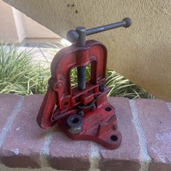 Ridgid Bench Yoke Pipe Vise - Hinged ---- 1/8"-2" Capacity