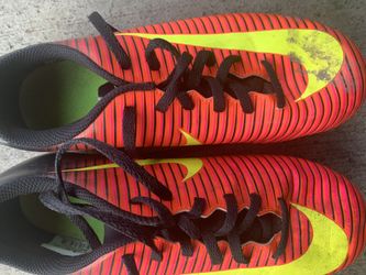 Soccer shoes