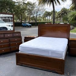 Beautiful Bedroom Set Queen Size Solid Wood Brown Color In Excellent Condition by LY Furniture