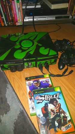 XBox 360 1st edtion orginal....comes with 2 controllers and 2 games...Works Great!