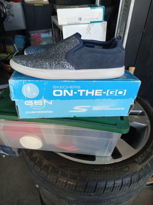 New Women Skechers 8.5
