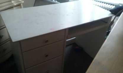 White desk need gone asap moving soon before throw away pick up only