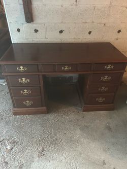 Beautiful Desk with several Drawers