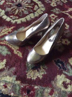 Banana Republic gold heels size 5 1/2