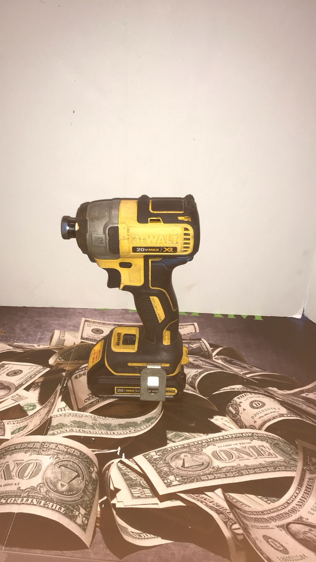 34844-11 DEWALT 1’4 IMPACT DRIVER WITH 1X 20VMAX BATTERY
