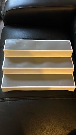 plastic 3-tier spice rack features expandable shelves for customizable organization.