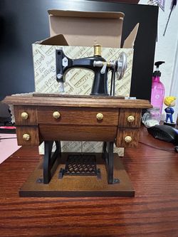 Brand New! Vintage Avear Mini Music Box Sewing Machine Figurine