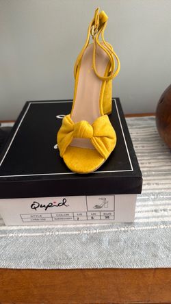 Qupid LYRA-102 Yellow Suede Block Heel Sandals Size 7