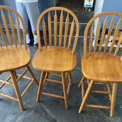 woonden bar stools