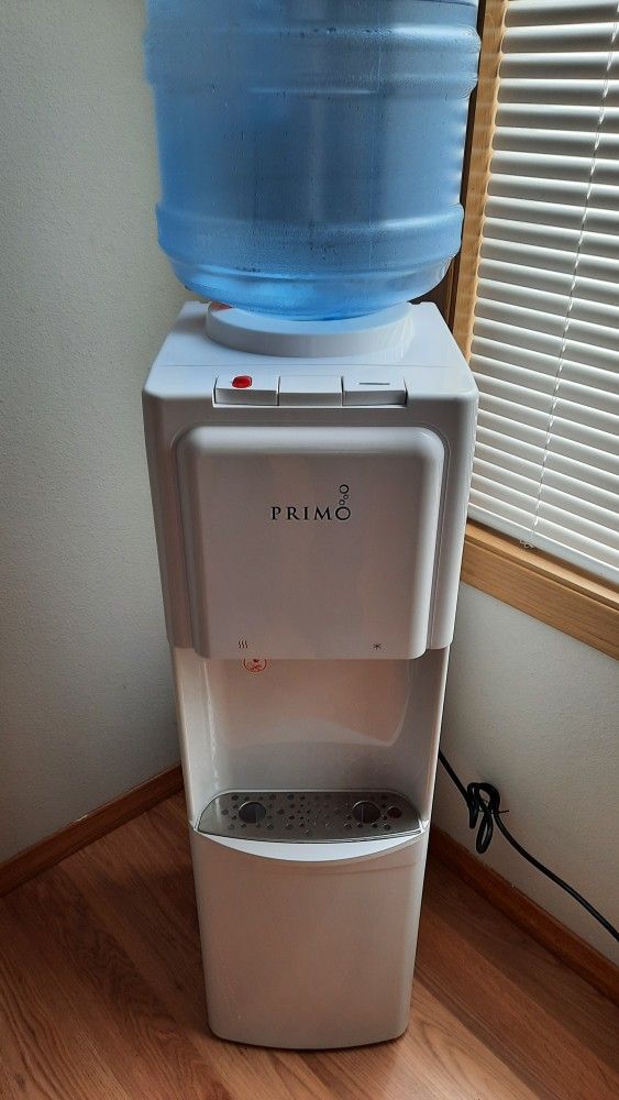 PRIMO Water Dispenser With 2 5gal Jugs Perfect Condition