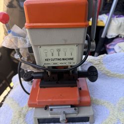 KEY CUTTING MACHINE model368A VOLTS 110