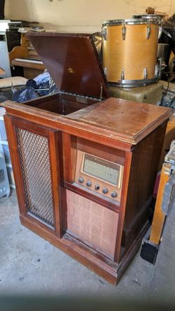 Magnavox Vintage Console Radio/Record Player