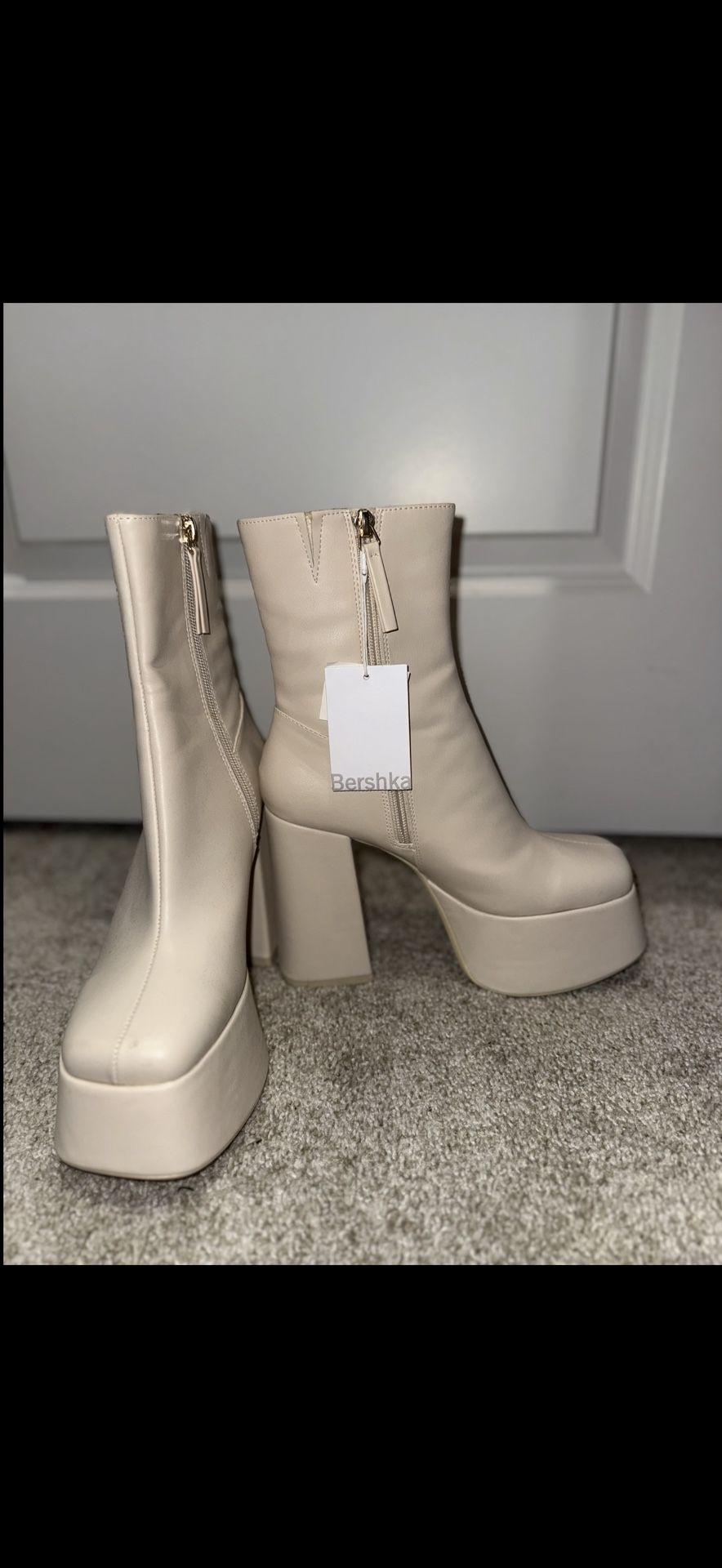 Bershka Heeled Boots 7US – Nuevas con Etiqueta