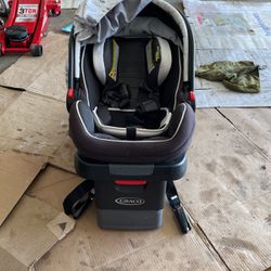 Graco Newborn/Infant Car Seat and Base