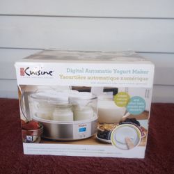 euro cuisine yogurt maker - ymx650 automatic digital yogurt maker machine with set temperature - includes 7-6 oz. reusable glass jars and 7 rotary dat