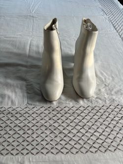 Bota cortas color blancas sais 9 usadas en buenas condisiones $10