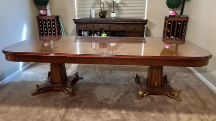 Elegant Grand dining table