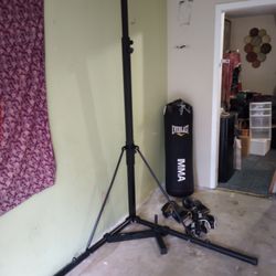 Everlast 70lbs Punching Bag With Stand And Two Sets Of Gloves. 