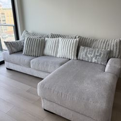 Selling a beautiful couch 