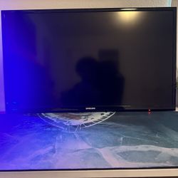 40 Inch Smart Samsung TV / Desk Included 