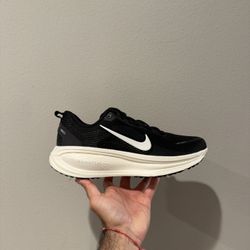 Nike Vomero 18 - Men’s Size 11.5 - NEW