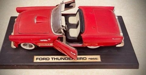 Ford Thunderbird Diecast Metal Model Car 1955 Convertable. Car's Length: 10".
Base Length: 12".
Perfect for collectors.